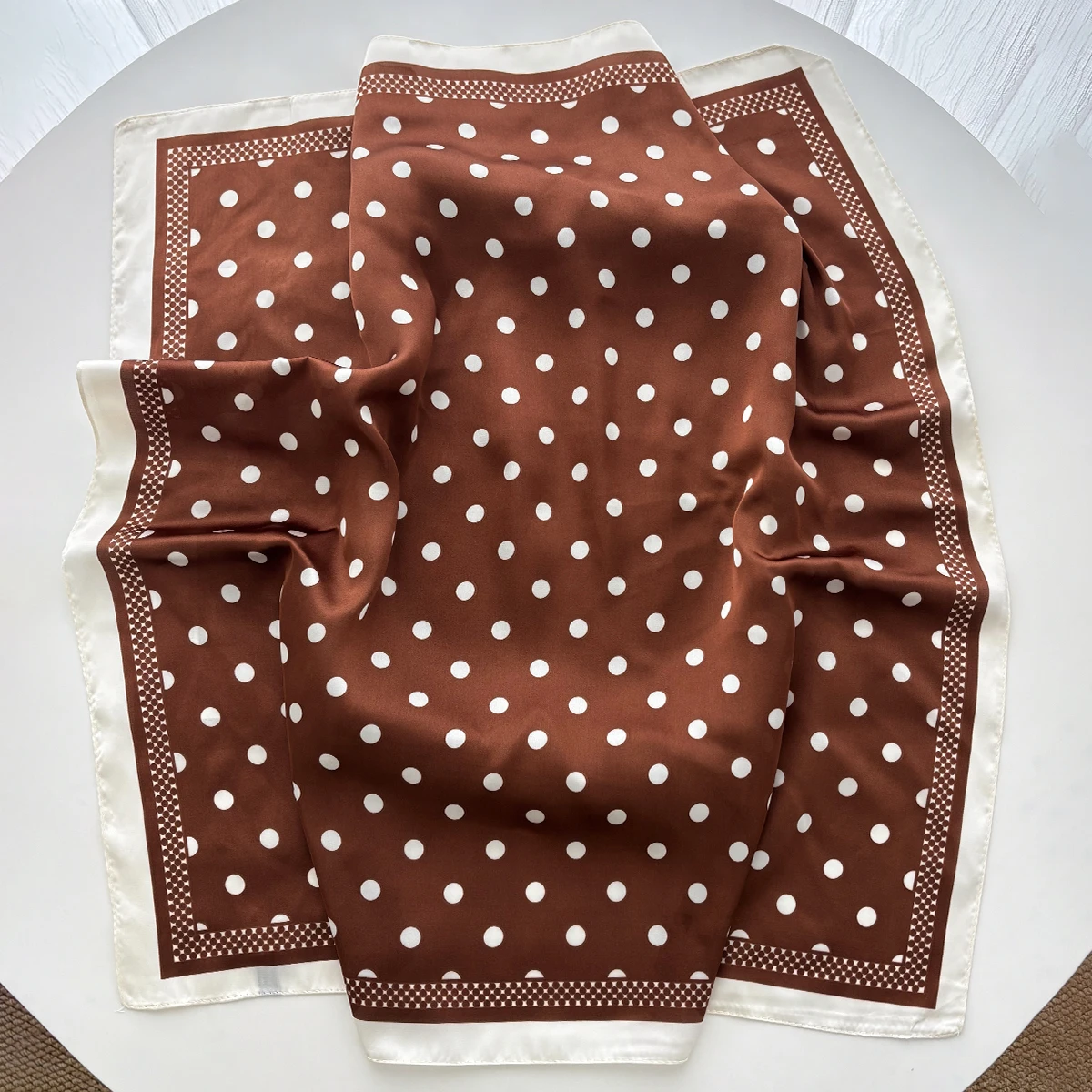 وشاح نسائي أنيق من الساتان الن - مراجعة Silk Scarf Square وسعره