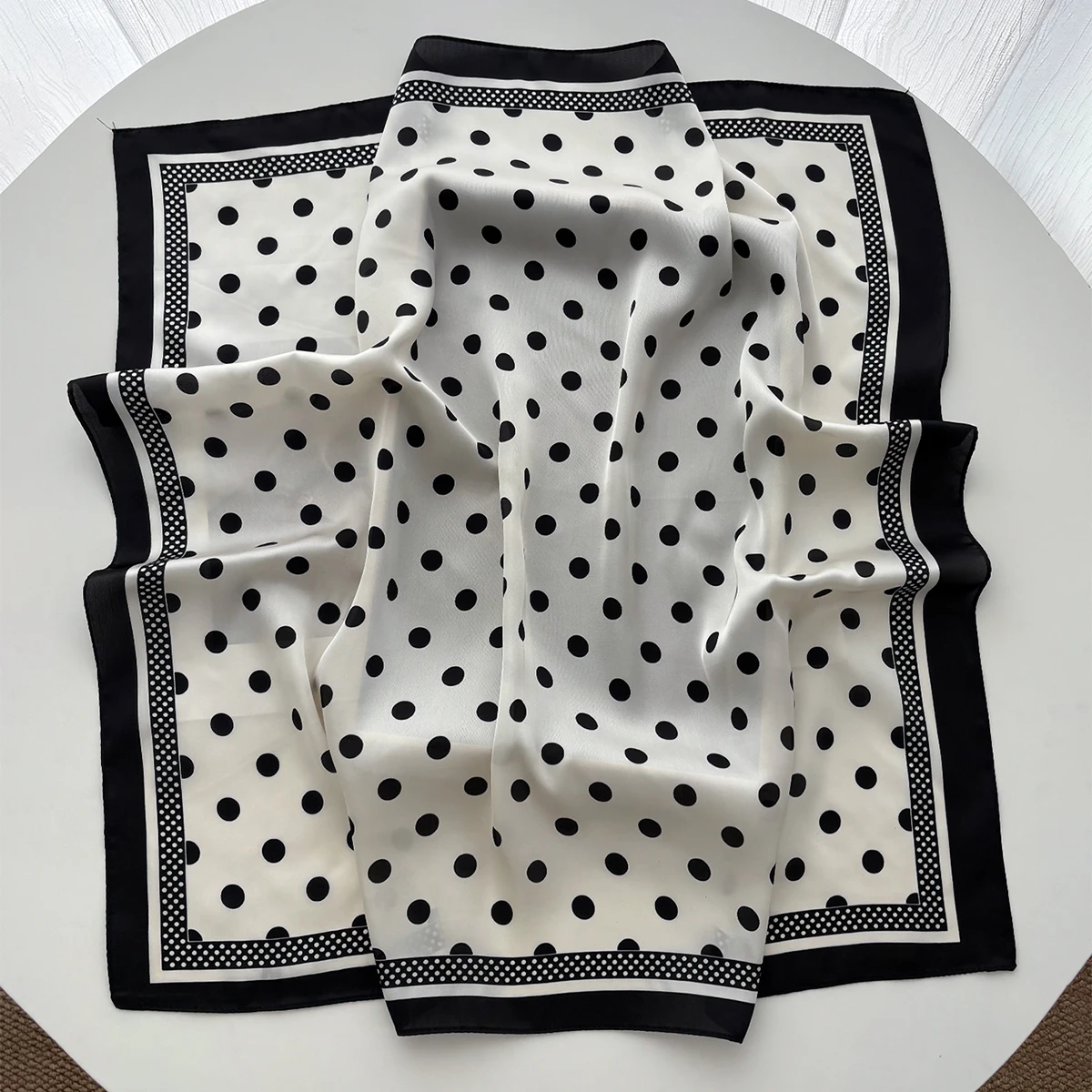 وشاح نسائي أنيق من الساتان الن - مراجعة Silk Scarf Square وسعره